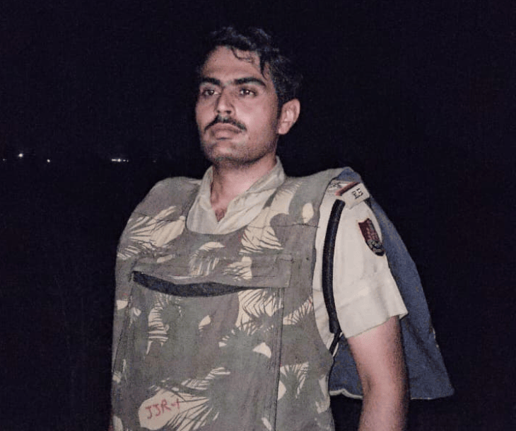 दो पुलिसकर्मियों को भी गोली लगी, लेकिन बुलेटप्रूफ जैकेट के कारण वे बच गए।