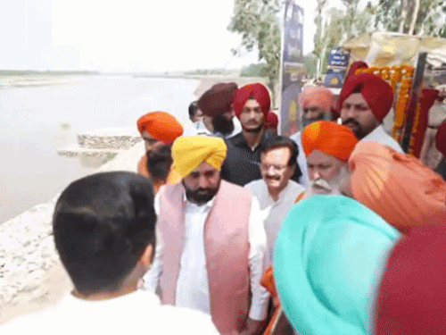 सीएम मान और संत सीचेवाल।