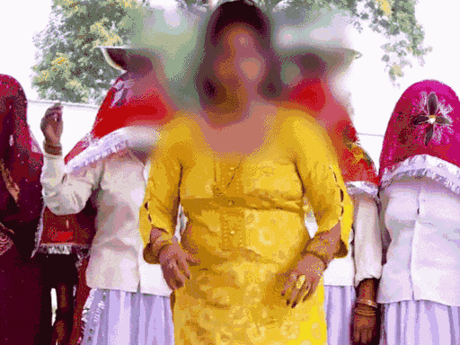 पीड़ित महिला स्टेज डांसिंग के साथ सिंगिंग भी करती हैं।