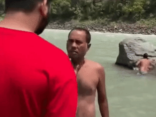 स्थानीय लोग युवकों की हरकत पर आपत्ति जता रहे हैं.