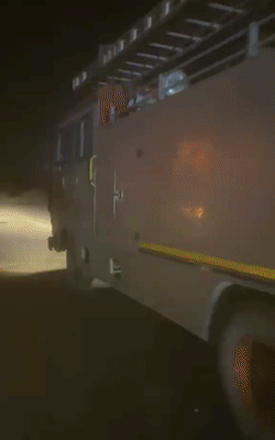 फायर ब्रिगेड की गाड़ियां लगातार पानी भरकर पंप के लिए भेजी जा रही हैं।