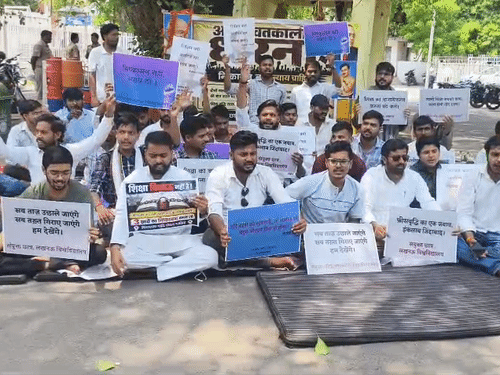प्रदर्शन कर रहे छात्रों के हाथों में शुक्रवार को स्लोगन लिखे पोस्टर थे।