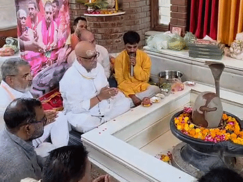 शिवलिंग की पूजा कर अजय राय ने राहुल गांधी के लिए आशीर्वाद मांगा। इस दौरान राहुल की बाबा वैद्यनाथ का पूजन करते हुए तस्वीर पास में रखी थी।