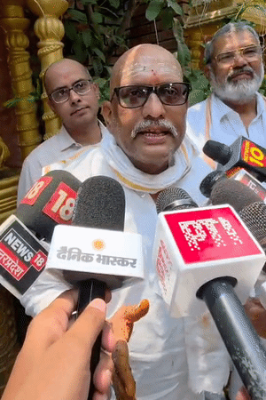 यूपी कांग्रेस अध्यक्ष अजय राय ने हनुमंत धाम में रुद्राभिषेक के बाद मीडिया से बातचीत में राममंदिर चढ़ावा मामले पर बयान दिया।