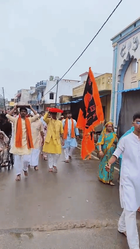 चित्रात मुंबईचे व्यावसायिक अनिल विश्वकर्मा आपल्या डोक्यावर चरण पादुका आणि हार ठेवून घेऊन जाताना दिसत आहेत.