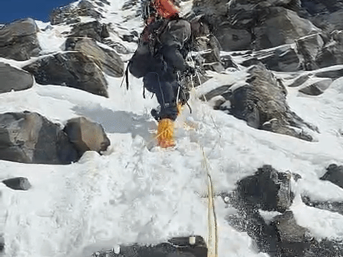 ट्रैकिंग के दौरान कई जगहों पर पूरी टीम को रस्सियों के सहारे चलना पड़ता है.