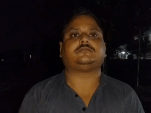 स्थानीय निवासी ने बताया- आग काफी भीषण है। आग लगने का कारण का पता नहीं चला है।