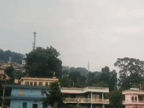 अल्मोड़ा में शुक्रवार सुबह आसमान में बादल छाए रहे। मौसम विभाग ने हल्की बारिश की संभावना जताई है।