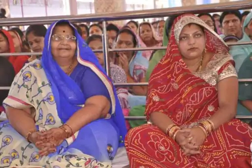 देवकीनंदन की माता अनसुइया देवी और उनकी पत्नी अंदमाता।