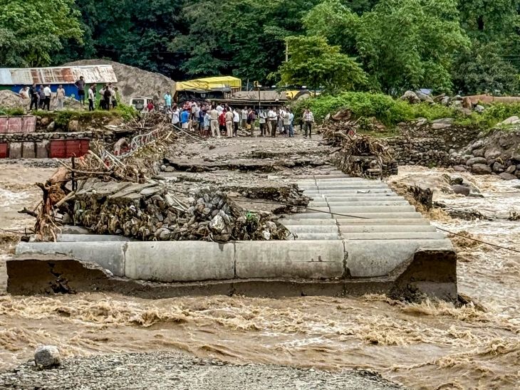 कोलकाता में प्लेन पर बिजली गिरी, 142 यात्री सवार थे: दार्जिलिंग में पुल बहा, शिमला में लैंडस्लाइड; झारखंड में बिजली गिरने से 8 की मौत पश्चिम बंगाल के दार्जिलिंग जिले में भारी बारिश के कारण दुधिया बलसन नदी पर बना एक पुल शुक्रवार को टूट गया।