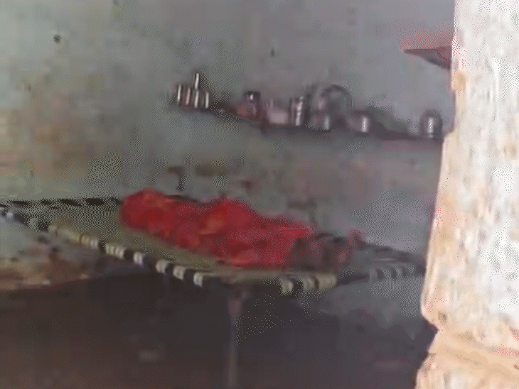 बच्ची रात भर तड़पती रही। सुबह बच्ची का शव बिस्तर पर मिला।