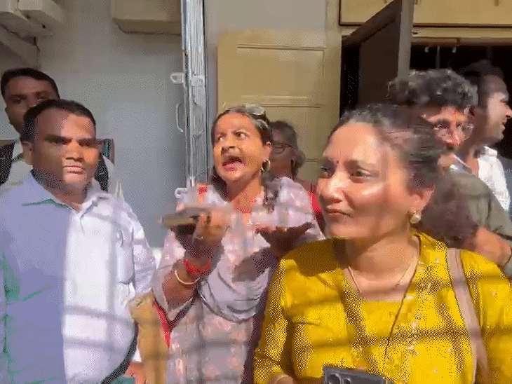 विद्वान पूछ रहे हैं कि मंच पर जा रहे 20 छात्रों का चयन किस आधार पर किया गया?