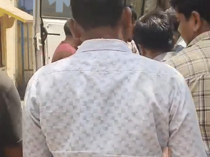 वे पोते अभिषेक के साथ बाइक से उज्जैन जा रहे थे।