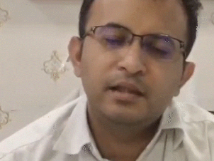 जानकारी देते पश्चिम मध्य रेलवे मुख्यालय के जनसंपर्क अधिकारी हर्षित श्रीवास्तव।