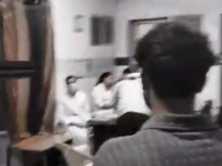 बोतल फेंकने के बाद नर्स नर्सिंग स्टेशन पर जाकर बैठ गई.