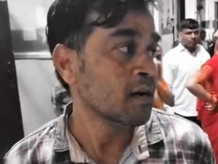 उस व्यक्ति ने खुद को भाजपा नेता बताया। उन्होंने अपने मरीज को पहले ड्रिप चढ़ाने को कहा।