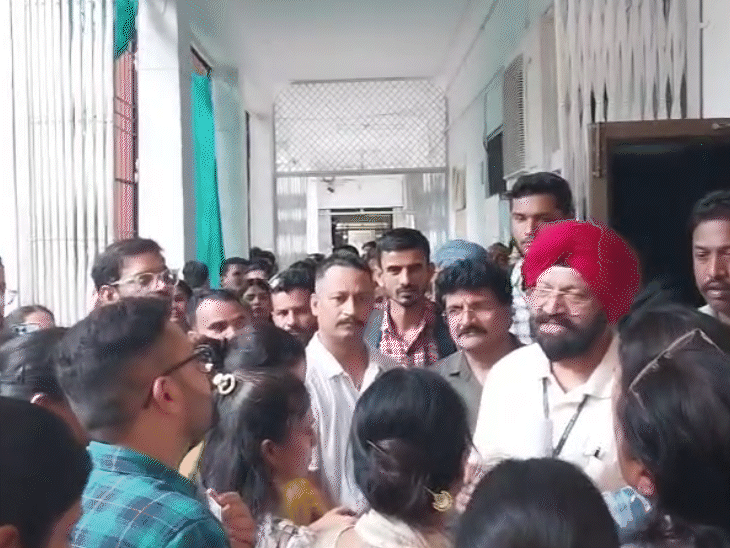 विद्वानों ने विश्वविद्यालय प्रशासन पर पक्षपात का आरोप लगाया है.