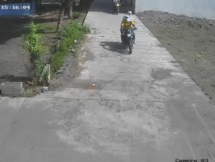 फायरिंग कर भाग रहे 2 बाइक सवारों की तस्वीर.
