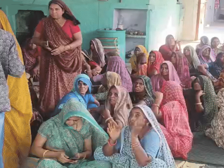पूरनमल के घर पर गांव की महिलाएं मौजूद थीं और सभी रामनिवास को कोस रही थीं.