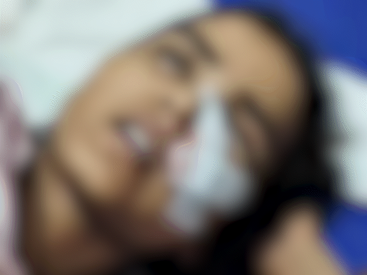 युवती रोते हुए बोली- मुझे अपने रोहित से मिलवा दो।