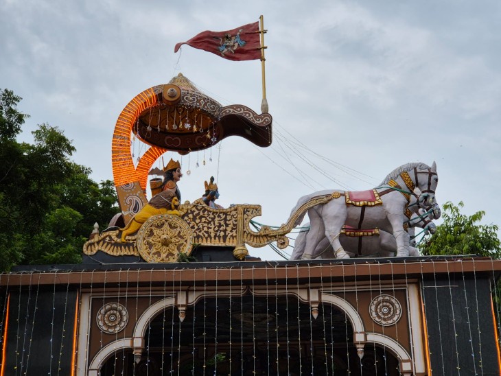 प्रबंधन का आरोप है कि दिनेश शर्मा श्री कृष्ण जन्मस्थान संस्थान के प्रबंध तंत्र,कर्मचारियों को समाज के लोगों के बीच मानहानि कर उनकी छवि धूमिल कर रहा है