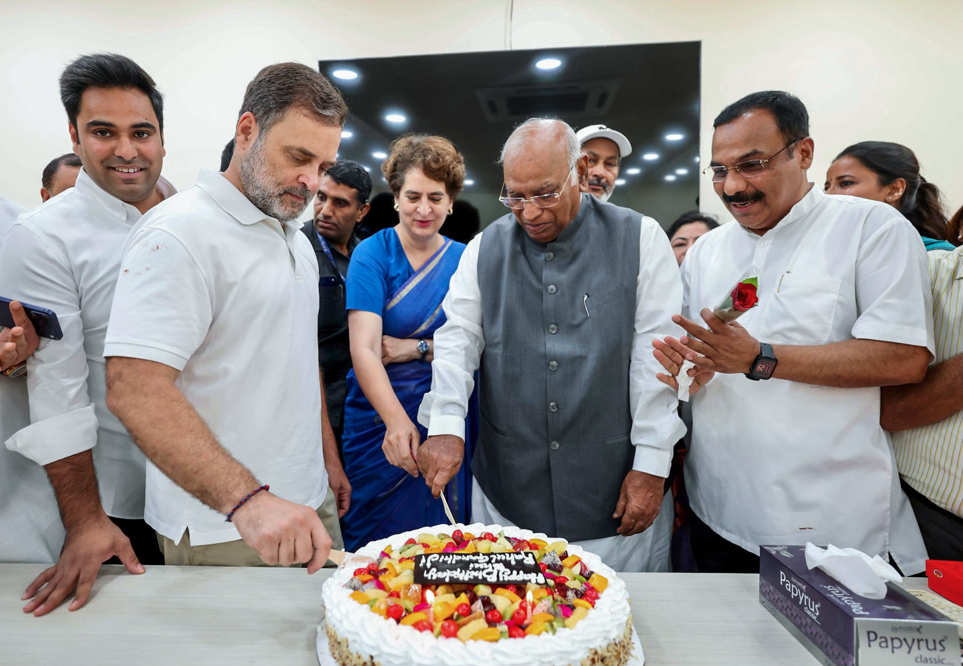 राहुल ने प्रियंका और मल्लिकार्जुन खड़गे के साथ केक काटा।