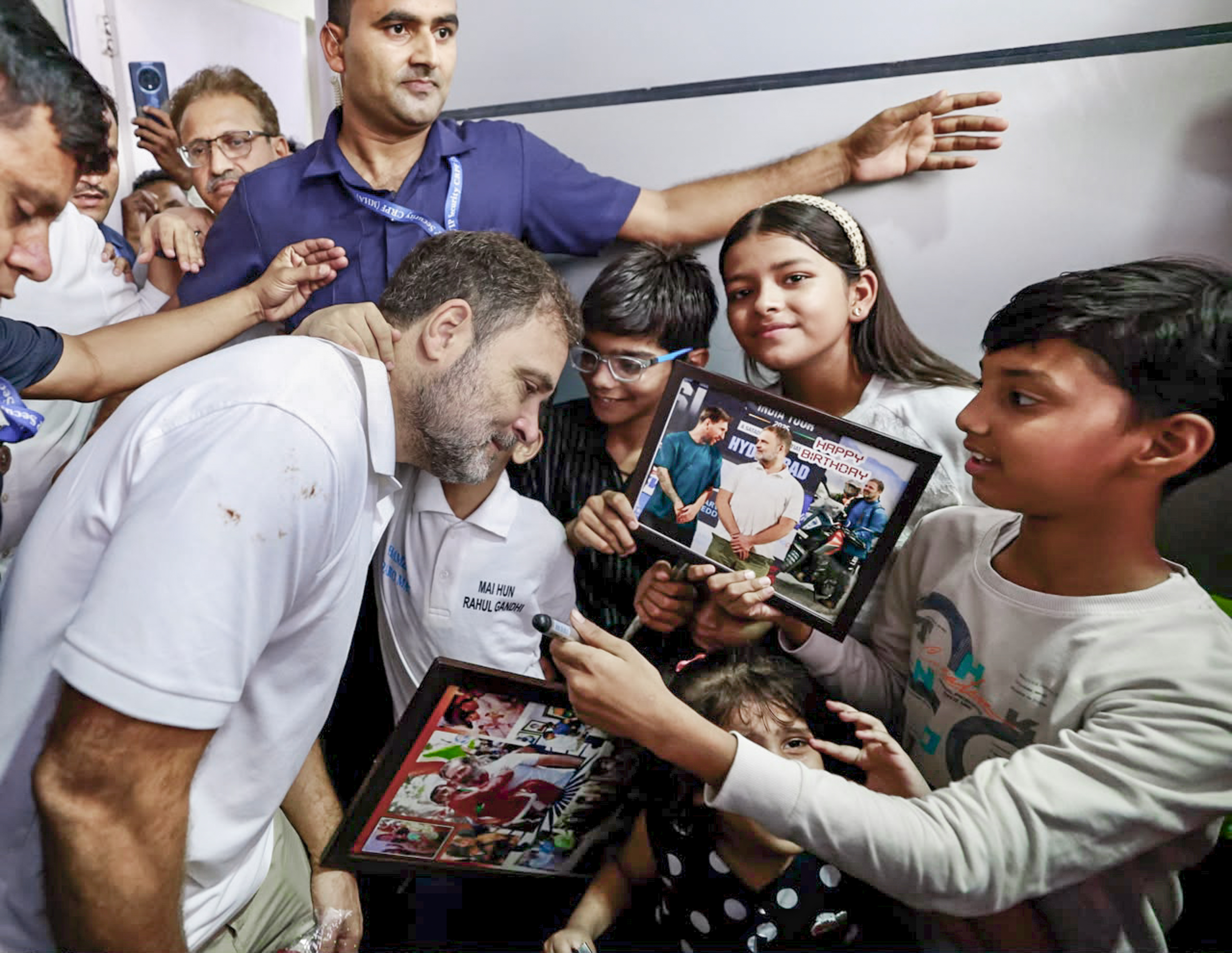 कुछ बच्चों ने राहुल को जन्मदिन पर बच्चों के साथ वाली फोटो गिफ्ट कीं।