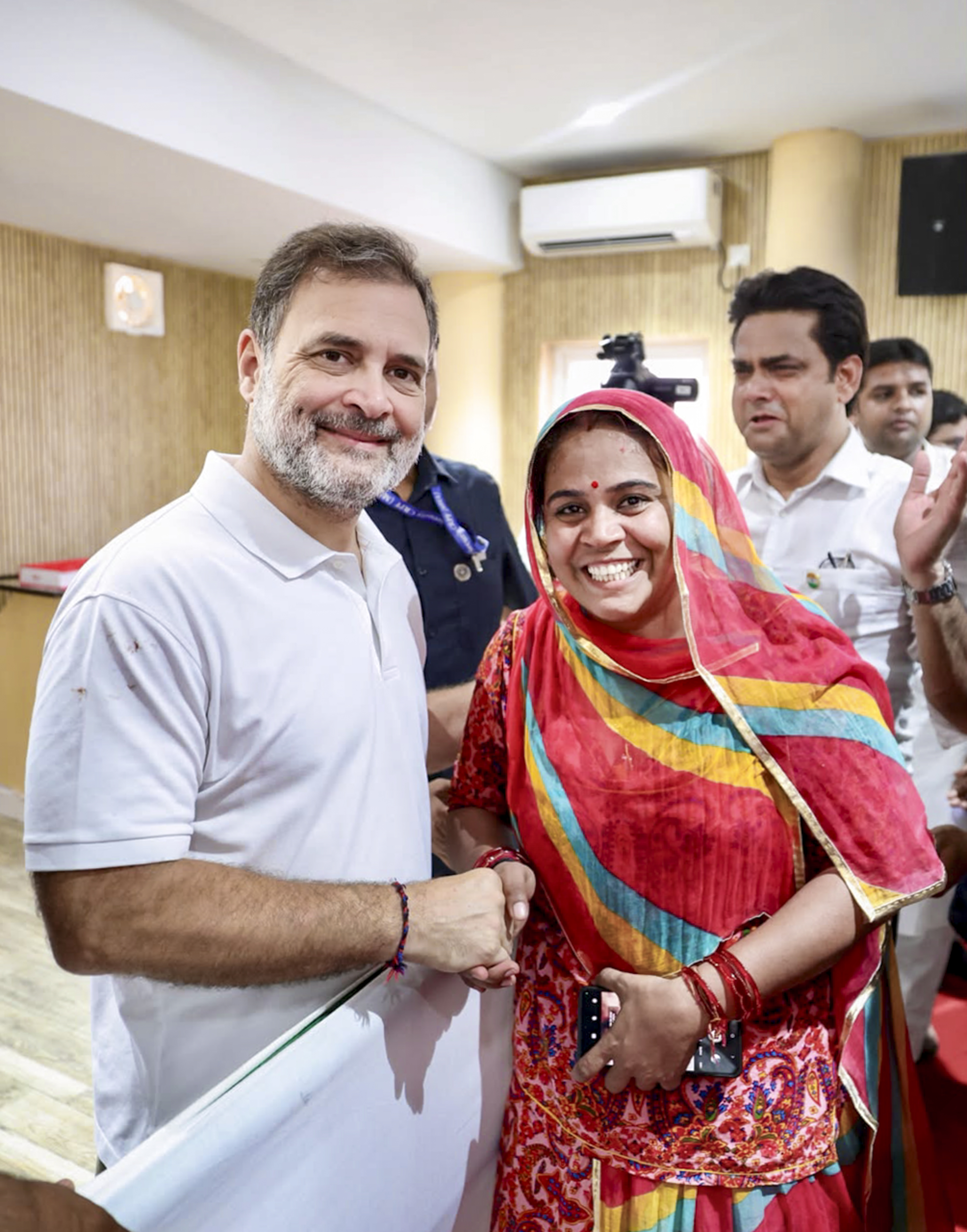 कांग्रेस मुख्यालय में राहुल गांधी को उनके करीबी शुभकामनाएं देने पहुंचे।