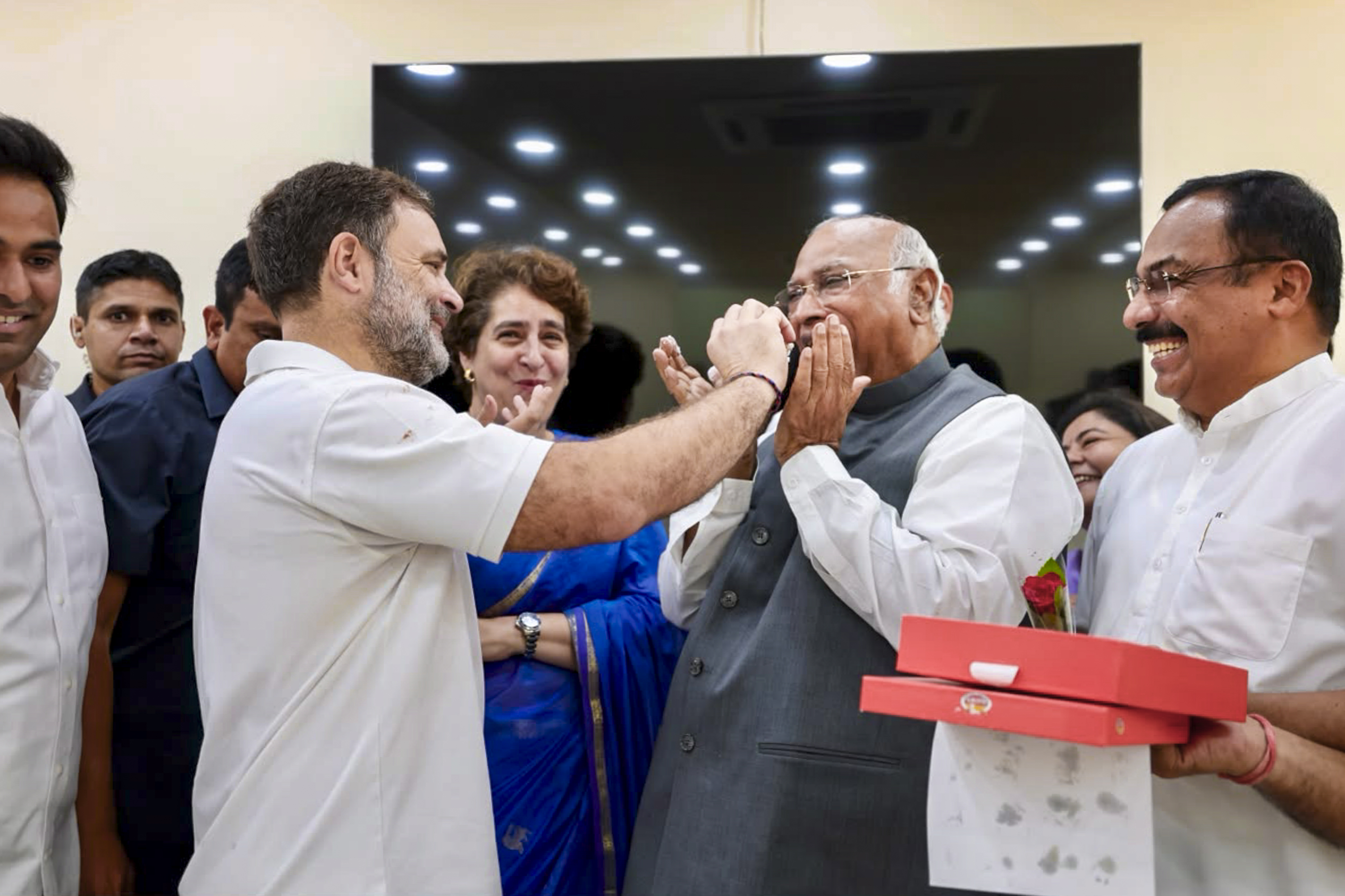 राहुल ने पार्टी अध्यक्ष खड़गे को केक खिलाया।
