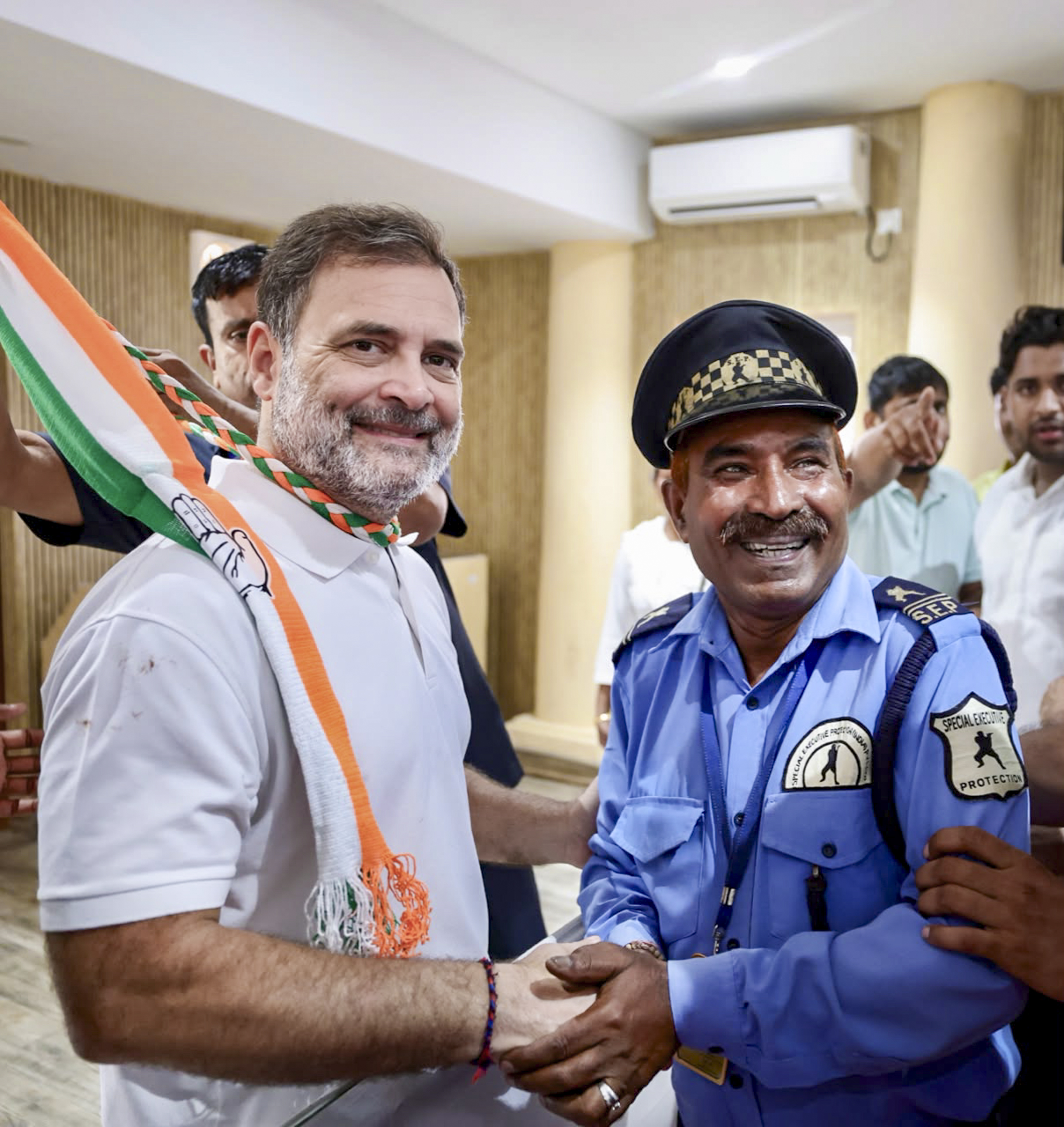 पार्टी मुख्यालय के सिक्योरिटी गार्ड ने राहुल को बर्थडे की शुभकामनाएं दीं।