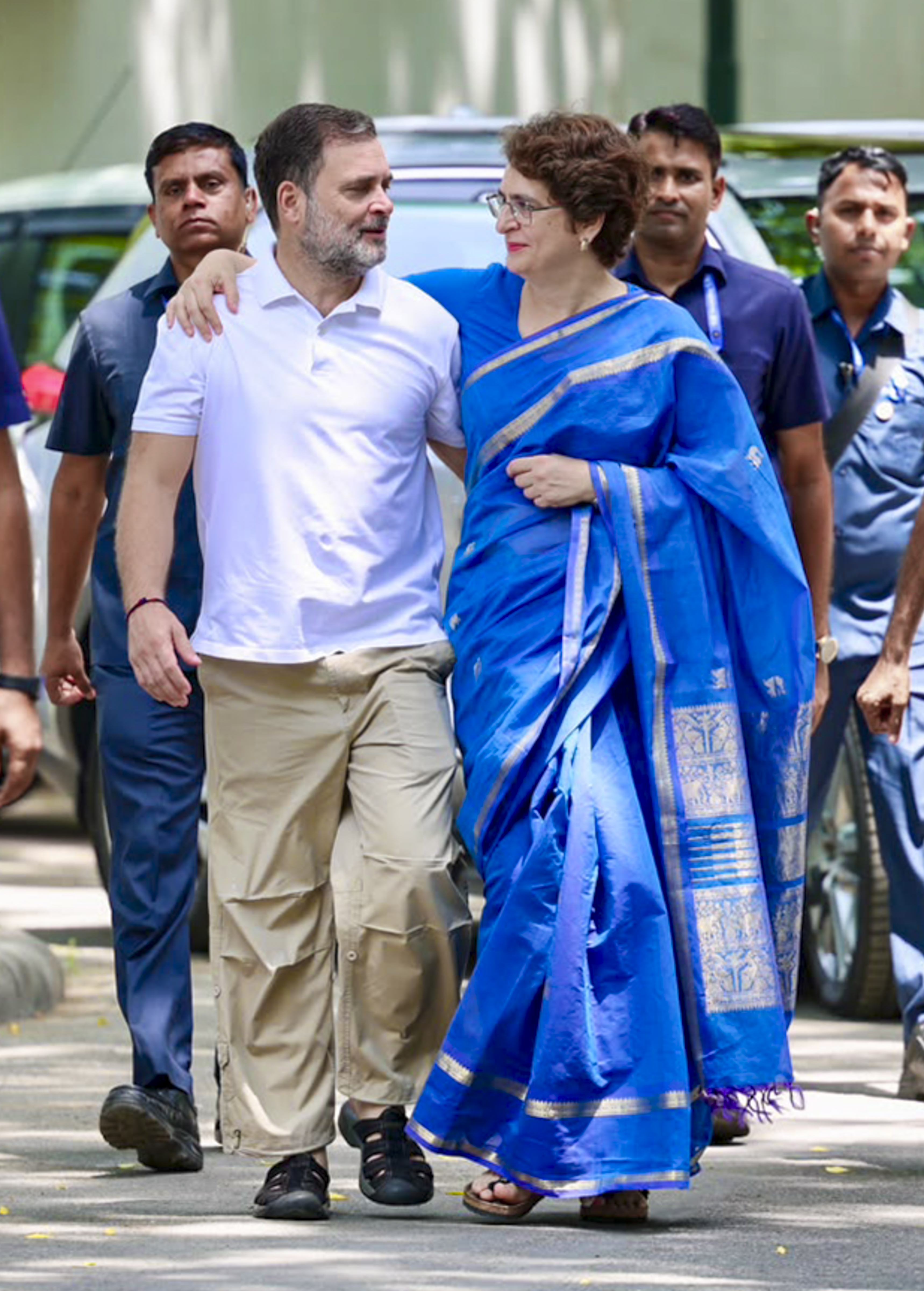 राहुल, प्रियंका के साथ कांग्रेस मुख्यालय पहुंचे। प्रियंका ने इंस्टाग्राम पर 'हैप्पी बर्थ-डे माय स्वीट ब्रदर' मैसेज के साथ स्टोरी शेयर की।