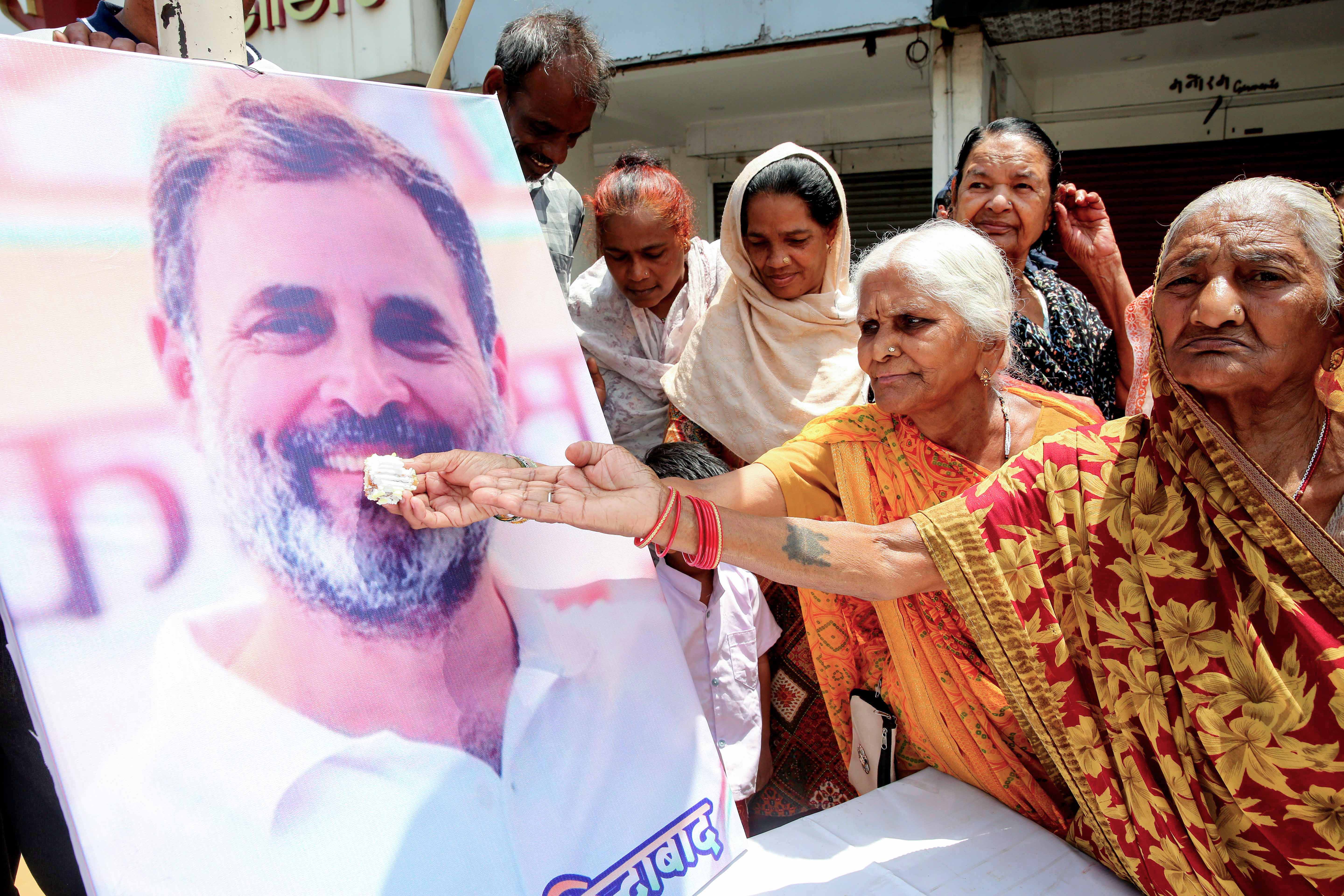 मध्य प्रदेश के भोपाल में वरिष्ठ महिला कार्यकर्ताओं ने राहुल के पोस्टर को केक खिलाया।