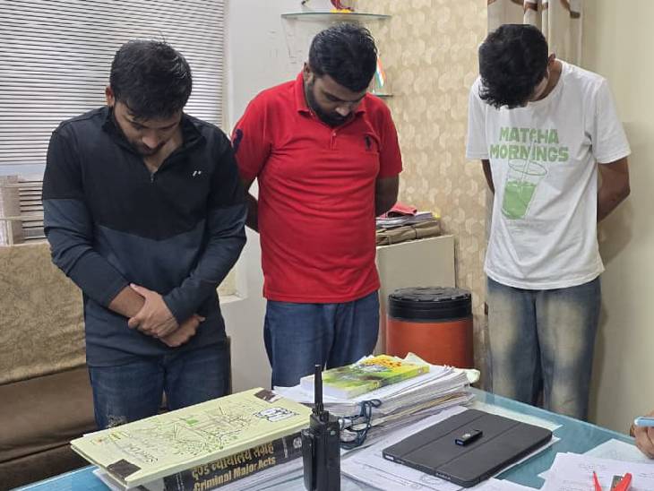 उज्जैन पुलिस ने तीनों आरोपियों को 21 जून तक रिमांड पर लिया है.