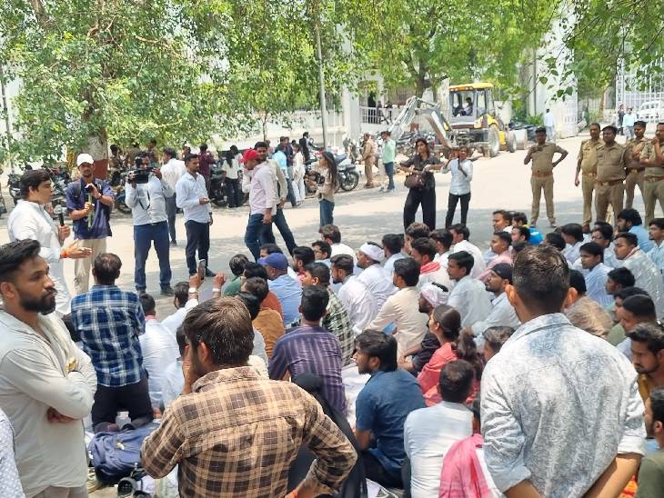 छात्रों के प्रदर्शन को देखते हुए मौके पर पुलिस बल की तैनाती भी है।