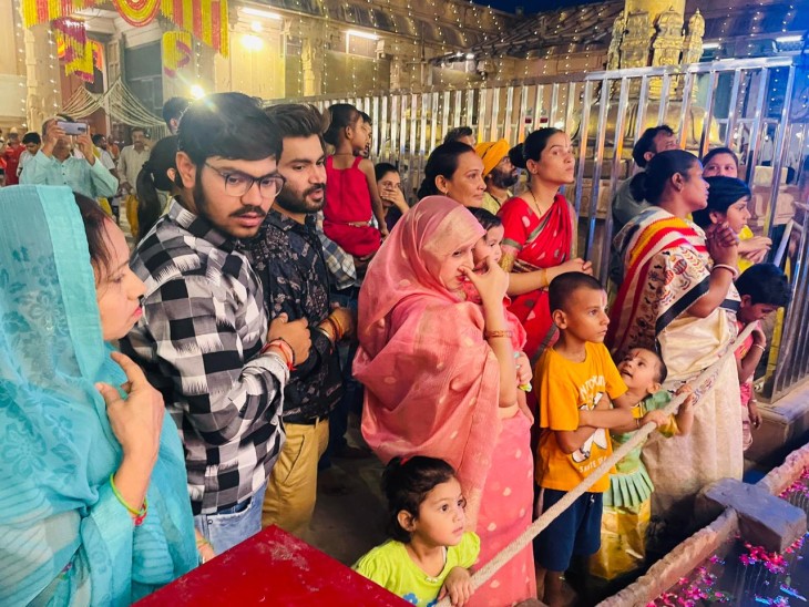 जैसे ही दर्शन खुले रंगनाथ भगवान की जय जयकार से मंदिर परिसर अनुगुंजित हो उठा। दर्शनों के लिए भक्तो की भीड़ स्वर्ण गरुण स्तंभ परिसर में उमड़ने लगी