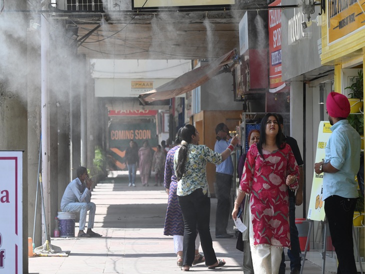 चंडीगढ़ में गर्मी से राहत के लिए लगाई गई आर्टिफिशियल पानी की बौछार।