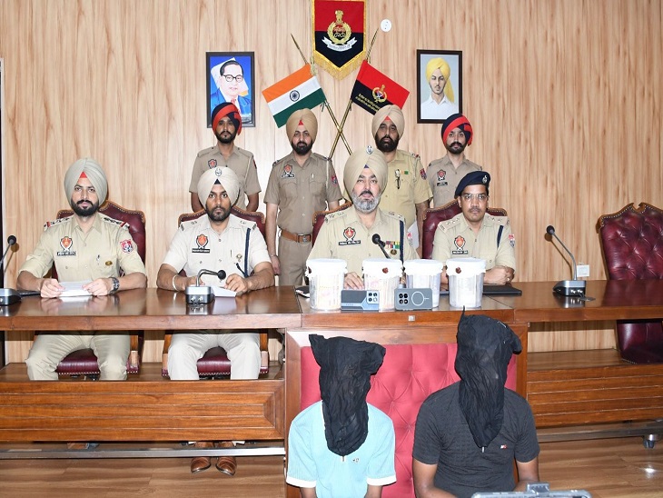 पुलिस गिरफ्त में लुटेरे।