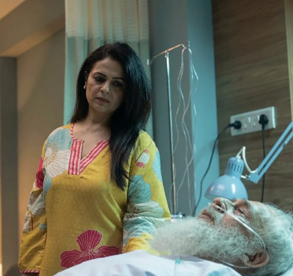 নাসিরুদ্দিন শাহের সঙ্গে ছবির একটি দৃশ্যে অঞ্জনা সুখনি।