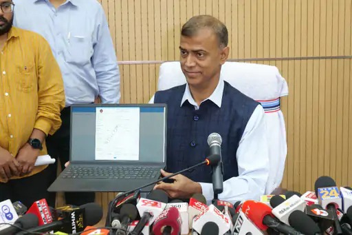 बिहार विद्यालय परीक्षा समिति के अध्यक्ष पद से आनंद किशोर को हटाया गया था।