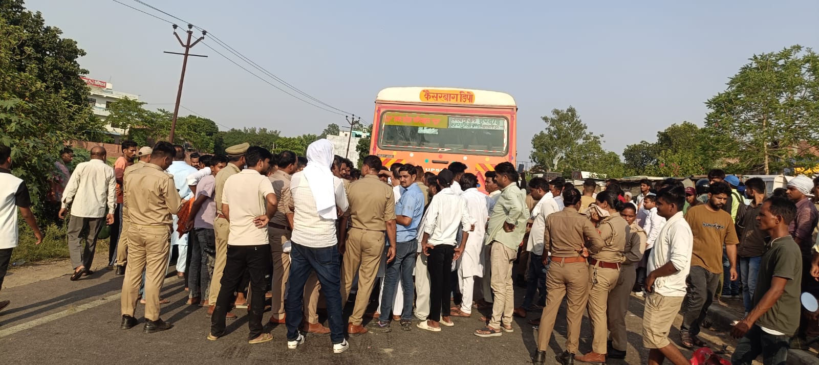 घटना की सूचना पर बड़ी संख्या में लोग जुट गए।