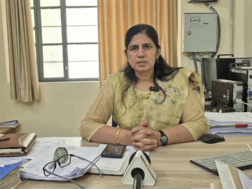 डायरेक्टर अनिता कुमारी फर्जीवाड़े की जानकारी देते हुए।