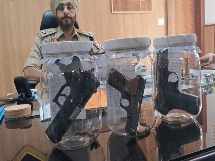 पुलिस द्वारा बरामद किए गए पिस्टल।