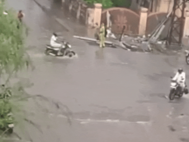 शुक्रवार को एक व्यक्ति धीमी रफ्तार में भी बाइक लेकर गड्ढे में गिर गया, क्योंकि ओवरफ्लो पानी के कारण नाला दिख नहीं रहा था।
