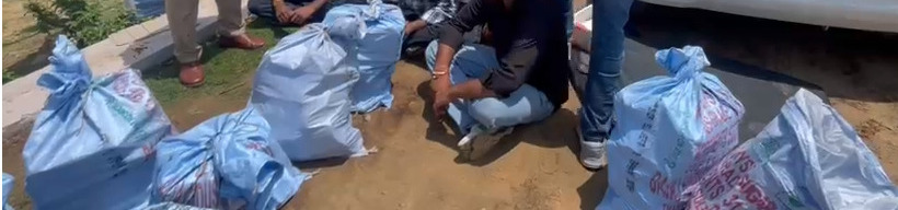 गाड़ी में पकड़ी गई शराब कट्टो में भरे हुए