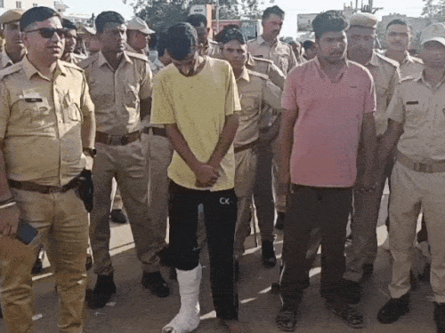 जब आरोपी ललित ने पुलिस की गाड़ी से भागने की कोशिश की तो गिरकर उसका पैर टूट गया।