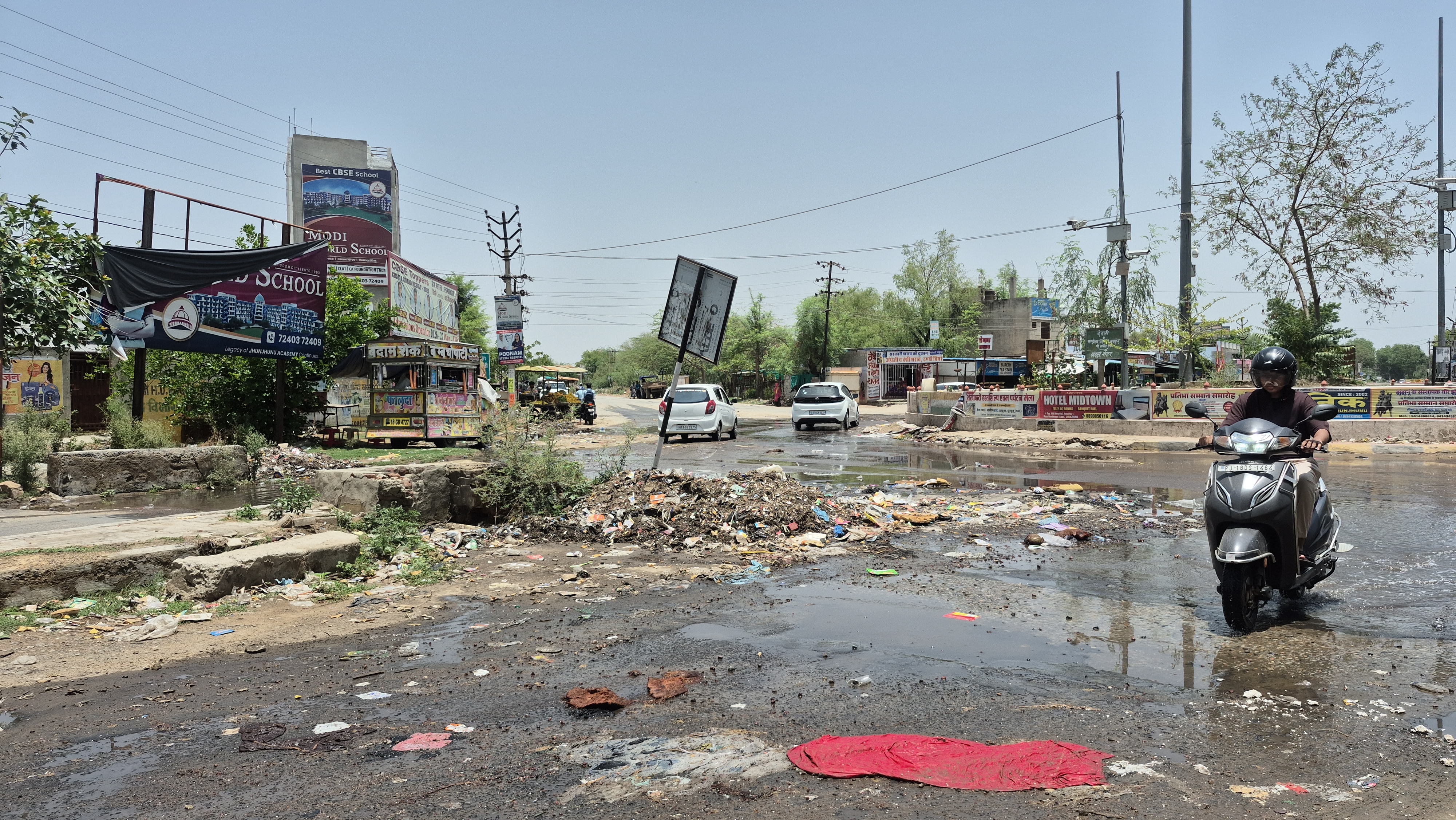 अग्रसेन सर्कल विधायक आवास से कुछ 20 मीटर दूरी पर सड़कों पर पड़ी गंदगी।