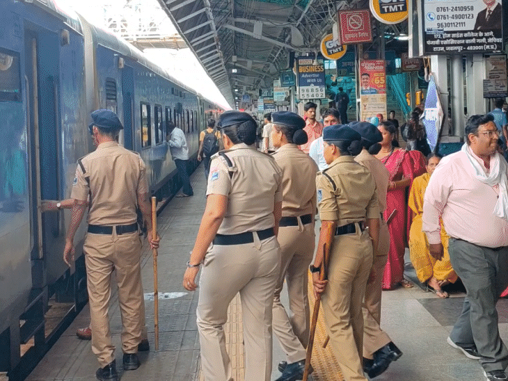 ट्रेन में जांच करती आरपीएफ की टीम।