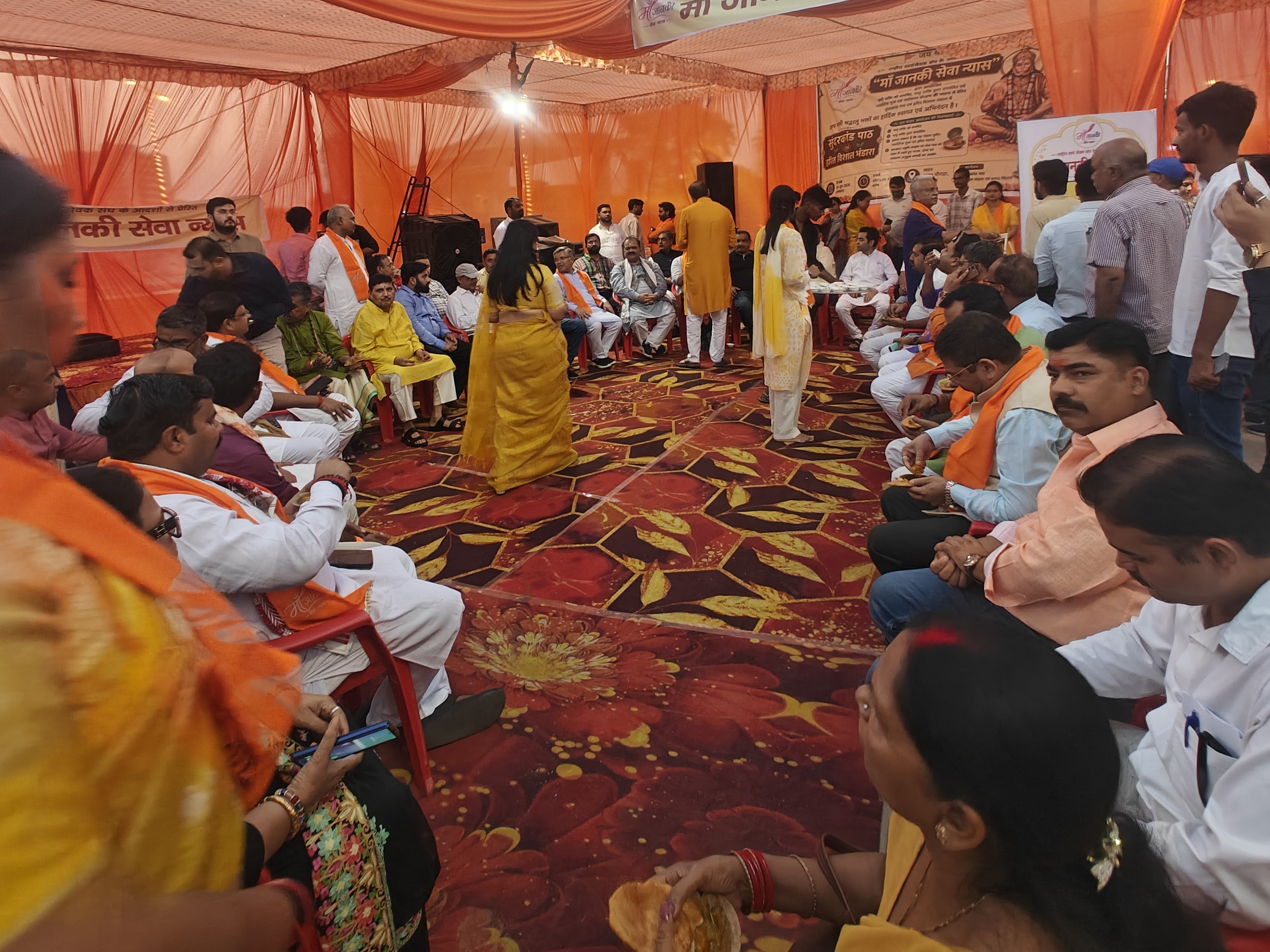 लखनऊ के 1090 चौराहे पर शनिवार को माँ जानकी सेवा न्यास की ओर से सुंदरकांड पाठ और हरित भंडारे का आयोजन किया गया।
