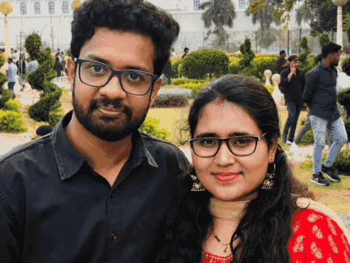 सॉफ्टवेयर इंजीनियर कपल ने हनीमून ट्रिप के दौरान मसूरी से यह फोटो परिवार को भेजी थी। यह इस कपल की एकसाथ लास्ट फोटो साबित हुई।