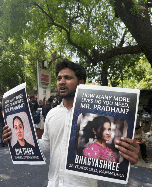 दिल्ली के जंतर-मंतर पर लोग NEET पेपर लीक के बाद सुसाइड करने वाले स्टूडेंट्स के समर्थन में पोस्टर लेकर पहुंचे।